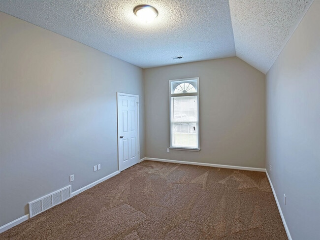 Building Photo - 3 Bedroom, 2.5 Bathrooms Near S Germantown and E Shelby Dr