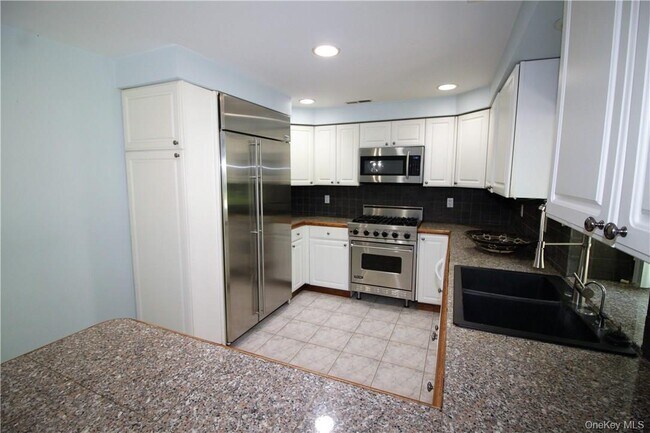 Building Photo - 7 Tamarack Rd