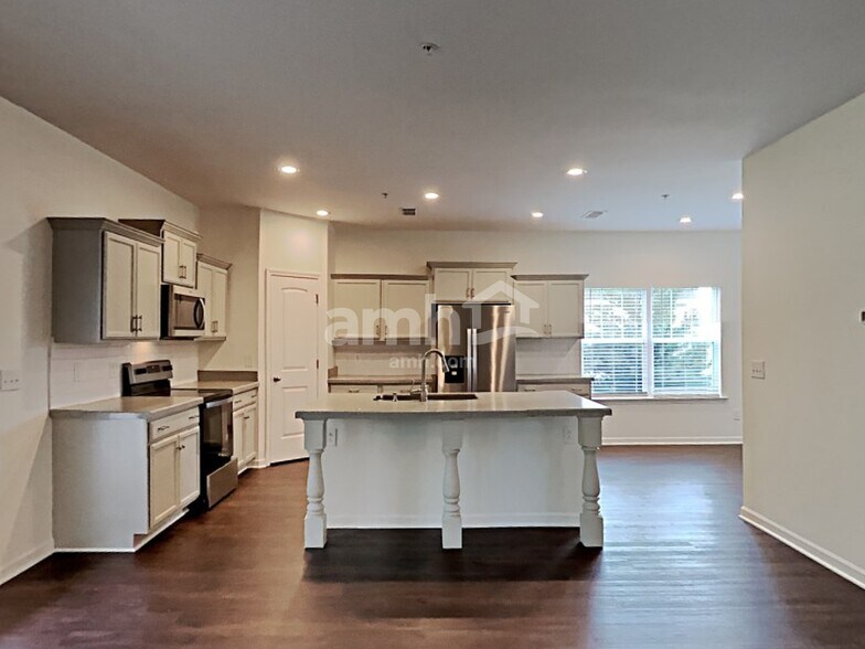 Building Photo - 108 Windyhill St