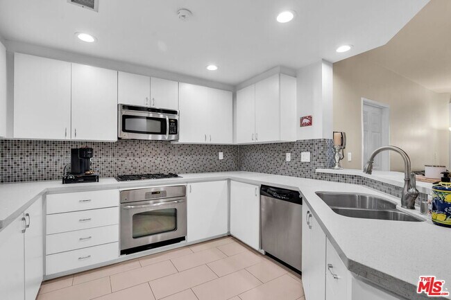 Building Photo - 12000 Goshen Ave