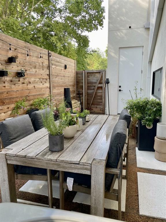 Building Photo - 409 Clover Ct