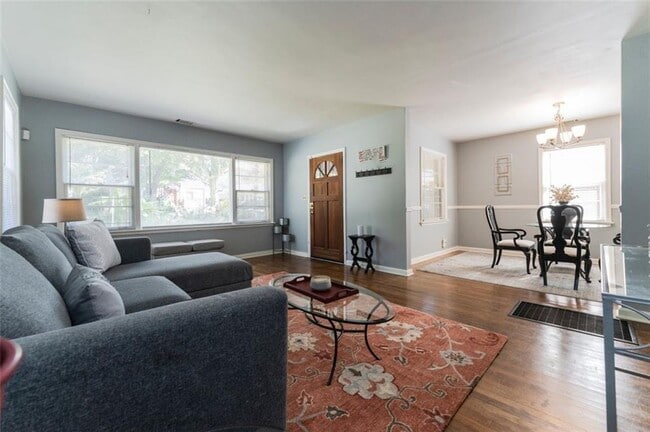 Building Photo - 547 Westmeath Dr SW