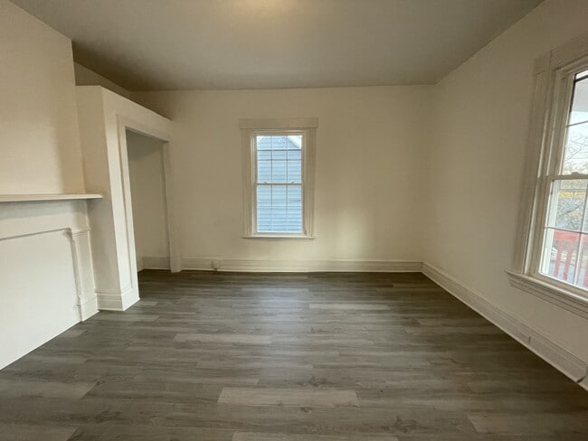 Building Photo - 852 Brook St