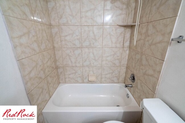 Building Photo - Charming 2 Bed / 1 Bath Apartment in a Prime Location