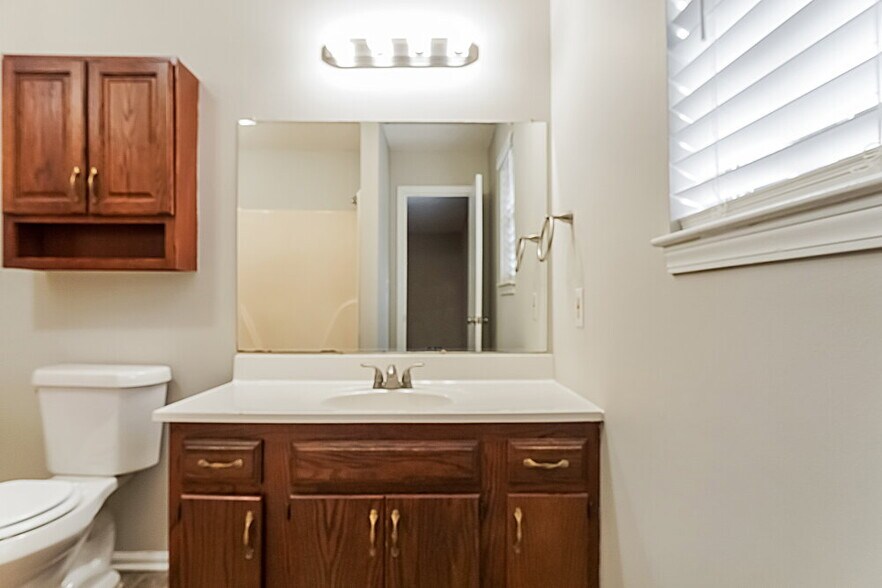 Building Photo - 1805 Forest Dr
