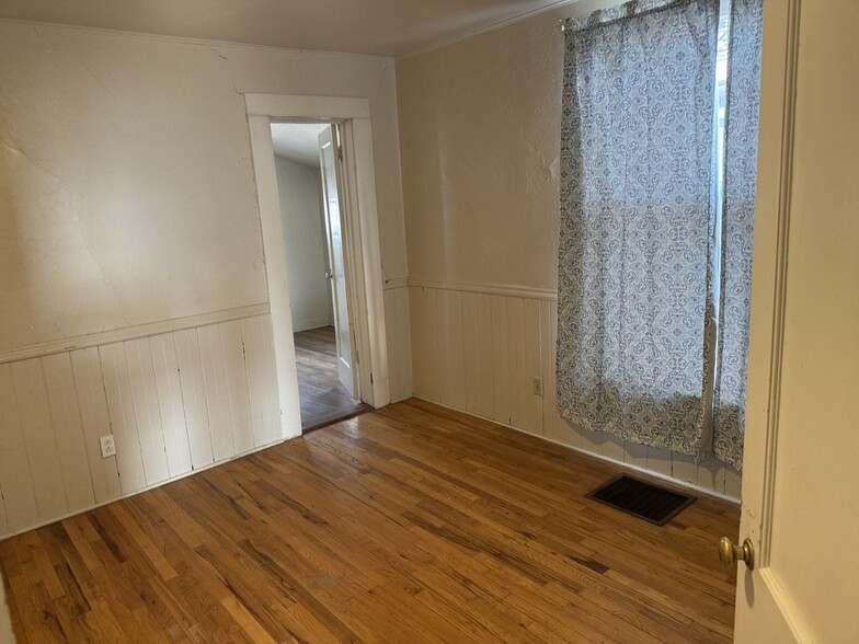 Building Photo - 907 Rood Ave