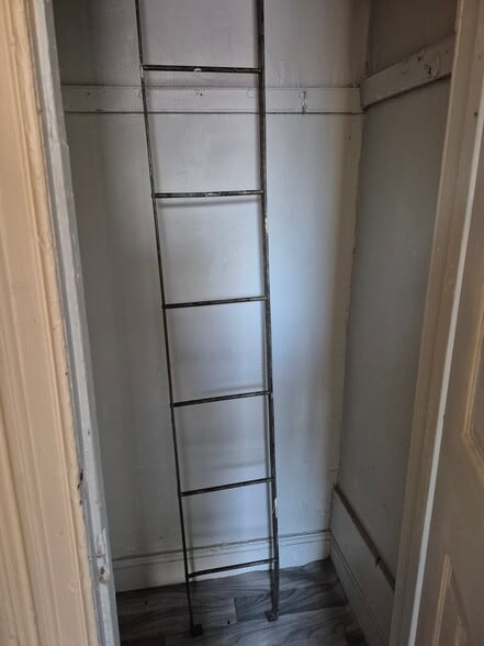 Closet - 179 Hart St