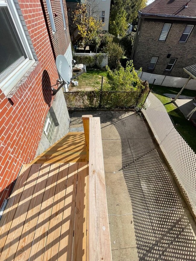 Building Photo - Newly Remodeled 3 Bedroom, 1.5 Bathroom in Brentwood- Basement Bar and Central Air!!