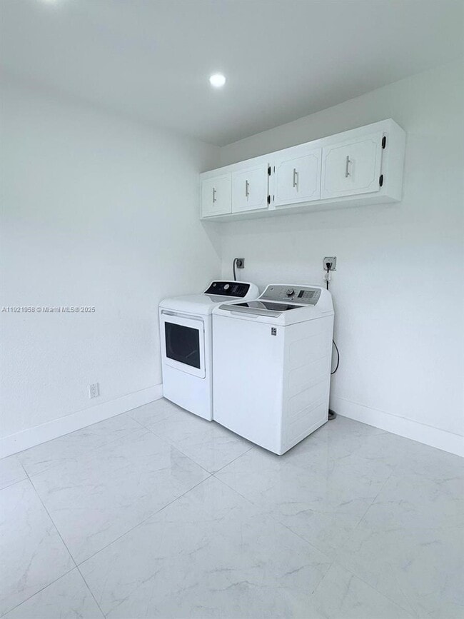 Building Photo - 4240 SW 27th St