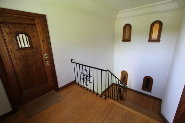Foyer - 1437 S Holt Ave