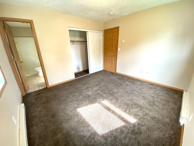 Building Photo - 3 Bedroom Duplex in North Fargo!