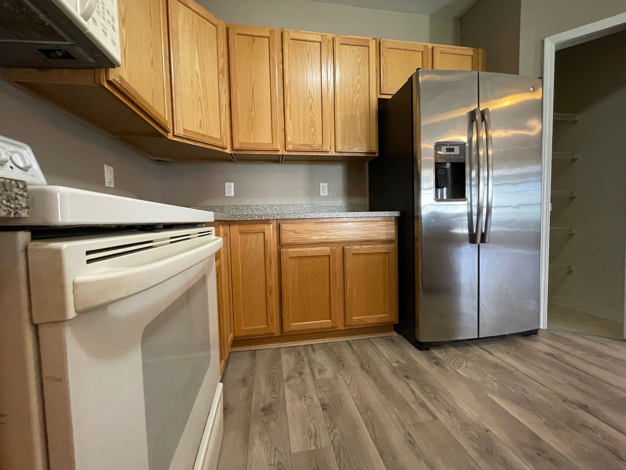 Building Photo - 10102 W Midway Ct