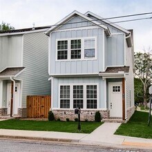 Building Photo - 510 W Persimmon St