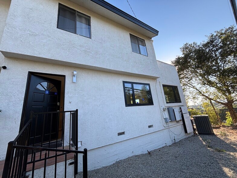 Building Photo - 457 S Ventu Park Rd