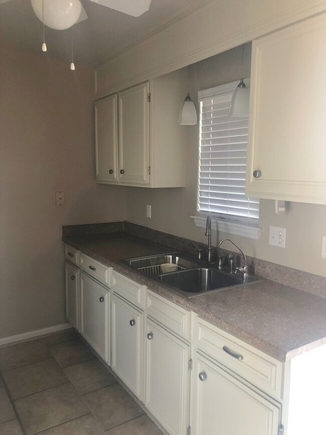 Building Photo - Beautiful Townhome 2Bed/ 1 Bath