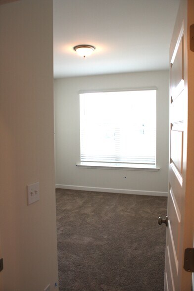 Building Photo - 7803 Flatrock Park Dr