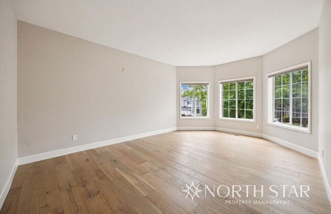 Building Photo - Westlake Traditional with Private, Level B...