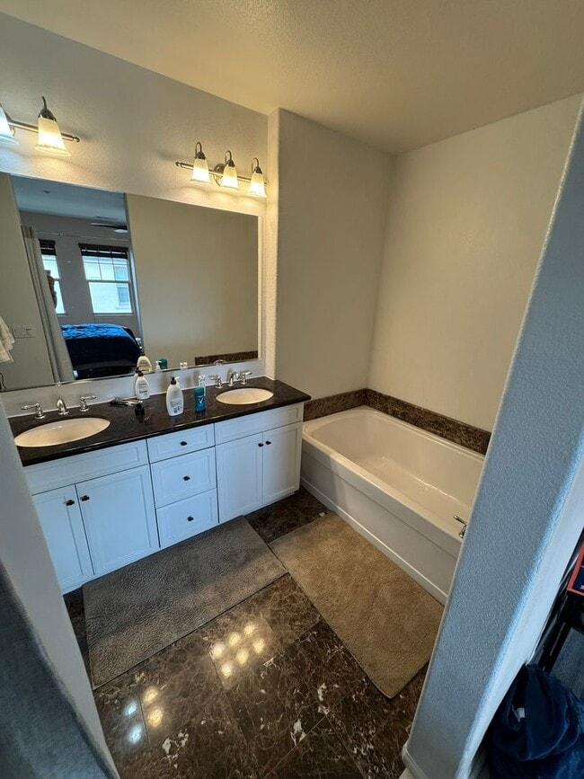 Building Photo - Spacious 2-Bedroom, 2-Bath Modern Home Loc...