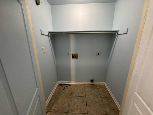 Building Photo - 6206 W Desoto St