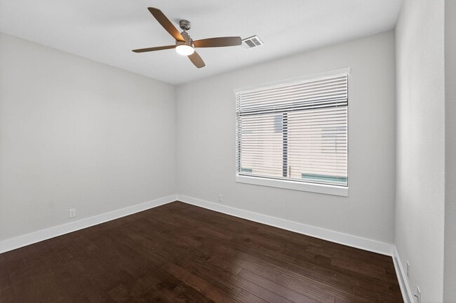 Building Photo - 4 Week Free Move-In Incentive!! Modern Luxury Townhome in Gated Community – Rooftop Balcony & Pre...