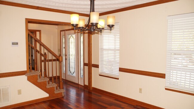 Building Photo - 1221 Clearwater Ln
