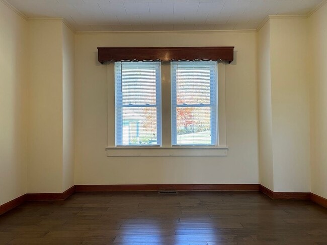 Building Photo - Charming 2 Bedroom Home with Stunning Views