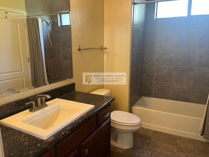 Building Photo - 2550 E River Rd