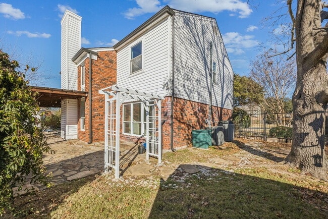 Building Photo - "Spacious 4-Bedroom, 2.5-Bath Living Meets Storybook Backyard Charm!"