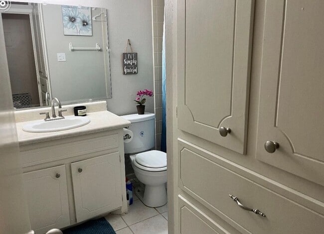 Building Photo - 3 Bedroom Available April 1st