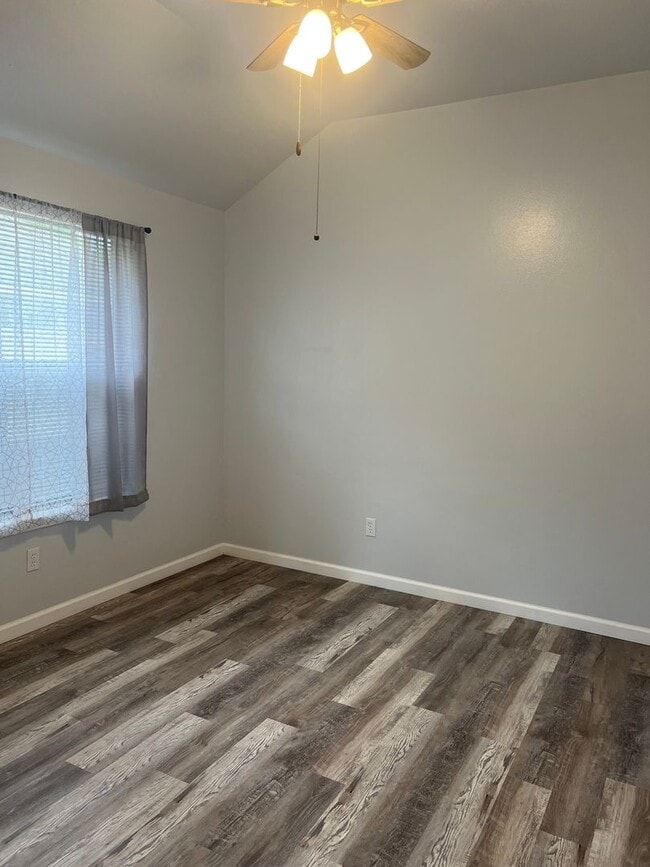 Building Photo - Lovely Home on Corner Lot!