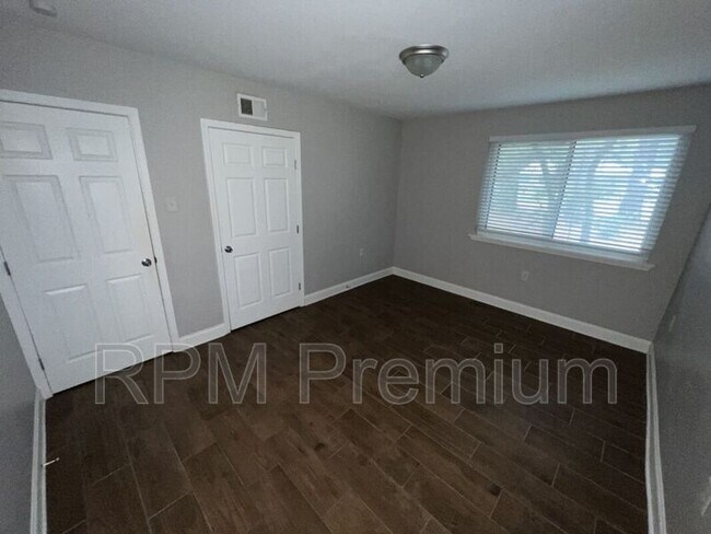 Building Photo - 4922 Sunnybrook Dr