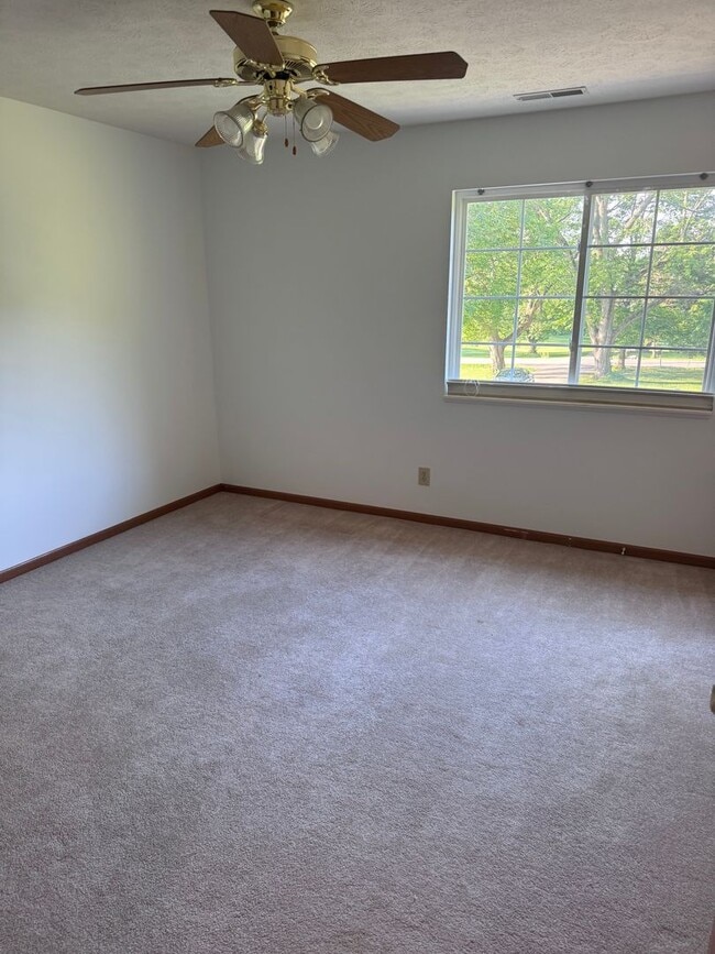 Building Photo - 5 Bd 2.5 Ba