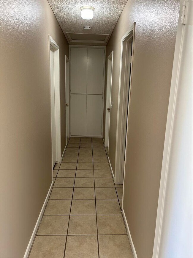 Building Photo - 3 bedrooms - 2 Bathrooms -  Ready to Rent!