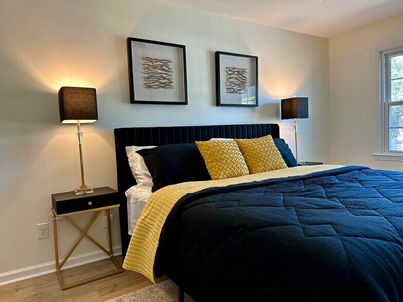 King size bed in primary bedroom - 931 Blackrail Ct