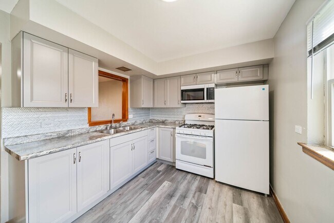 Building Photo - 27 E Thorndale Ave