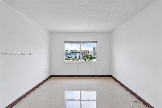 Building Photo - 400 Kings Point Dr