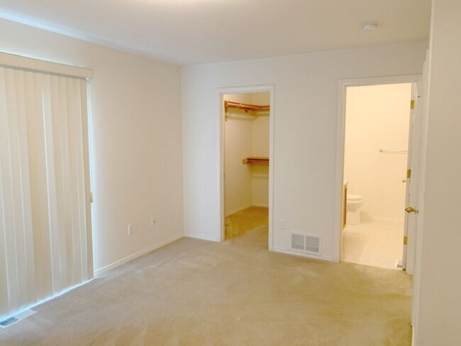 Building Photo - East Anchorage Townhouse with Yard, Garage, and W/D In unit! Close to JBER!