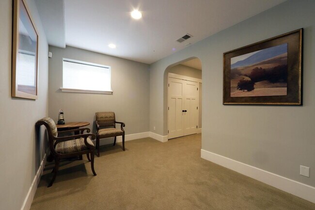 Building Photo - Don't miss this amazing opportunity to rent a higher end home nestled in the trees in the coveted...