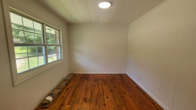 Building Photo - Two Bedroom duplex Available for Rent in L...