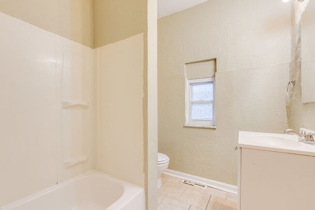 Building Photo - 405 Edgemont St