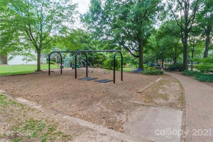 Building Photo - 423 W 8th St