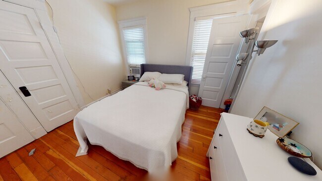 Building Photo - [In-Unit Laundry; Garden] Townhouse-Style Living, with Historical Details & Parking!