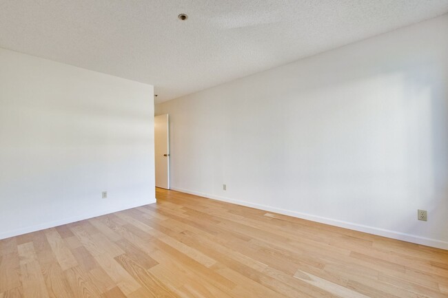 Building Photo - Beautiful and Spacious 1BR 1BA Condo in Pa...