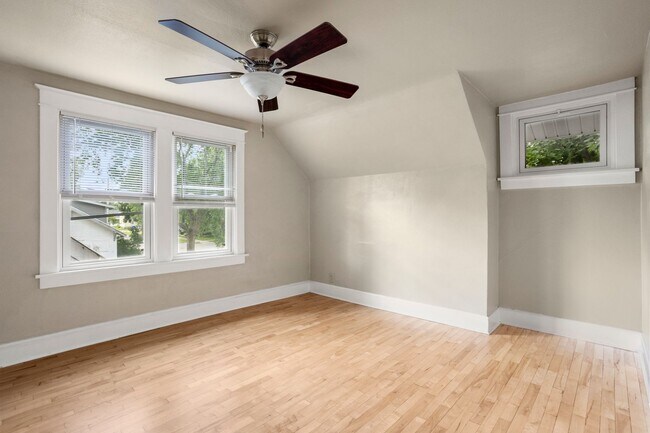 Building Photo - Two Bedroom Appleton House