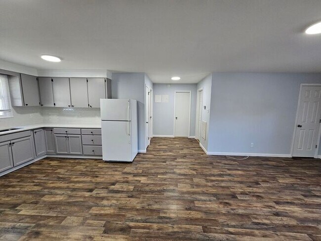 Building Photo - 2BD/1BA Duplex in Newton