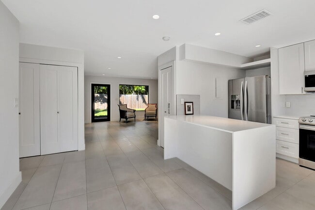 Building Photo - 2894 Florida Blvd