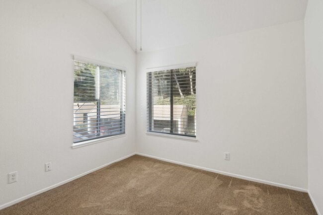 Building Photo - Gorgeous 2 Story Townhome in Valencia!