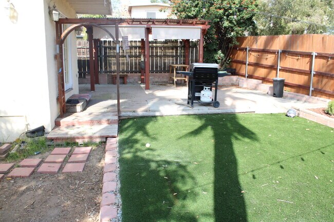 Building Photo - $3,000 - 2 Bed / 1 Bath House in Crest - Ready for Move in!