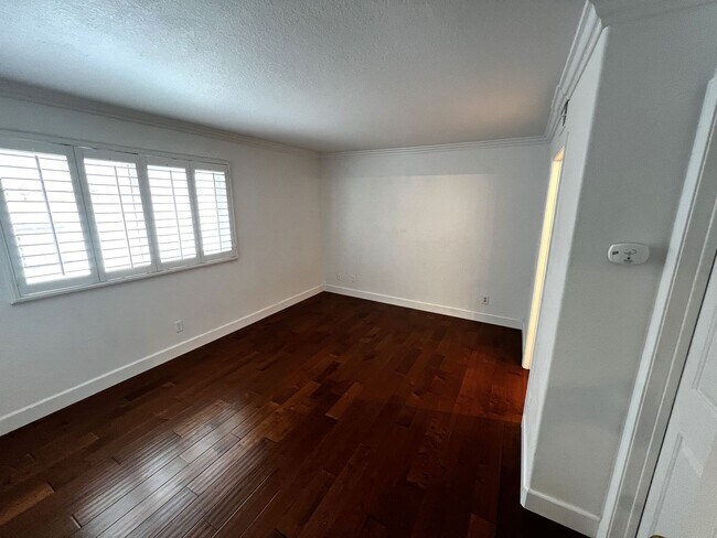 Building Photo - Modern Beachside Living – 2-Bed, 2.5-Bath ...