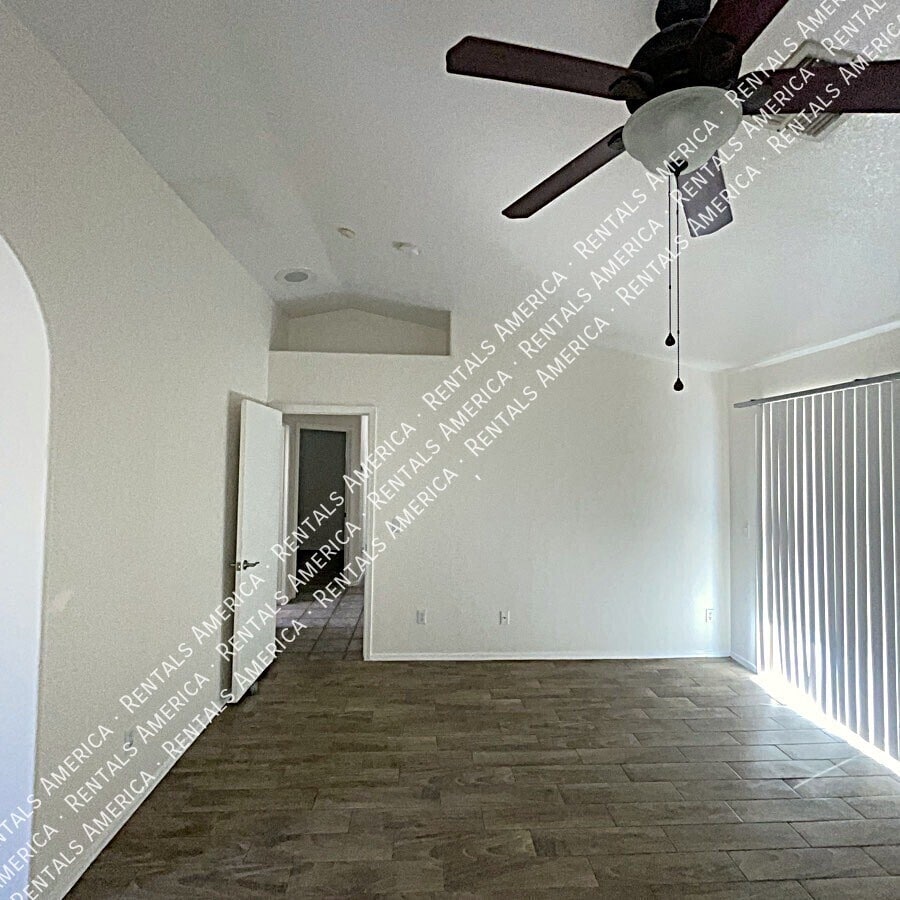 Building Photo - 26 S Tiago Dr